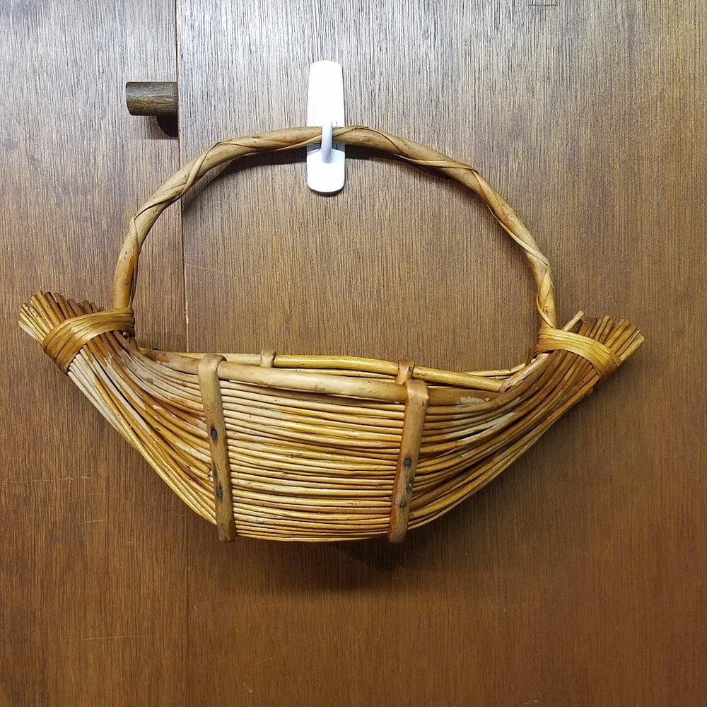 Wicker hanging wall basket